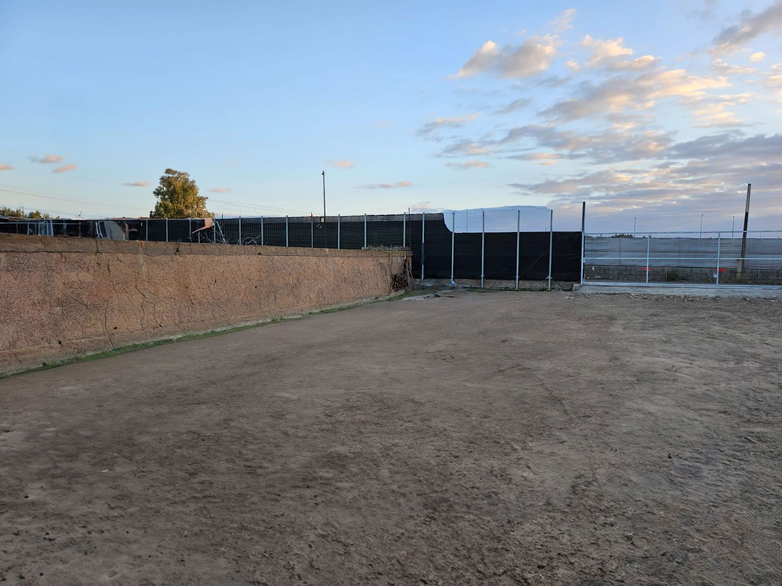 Recinto de aparcamiento para vehículos pesados en Parking Aeropuerto Almería